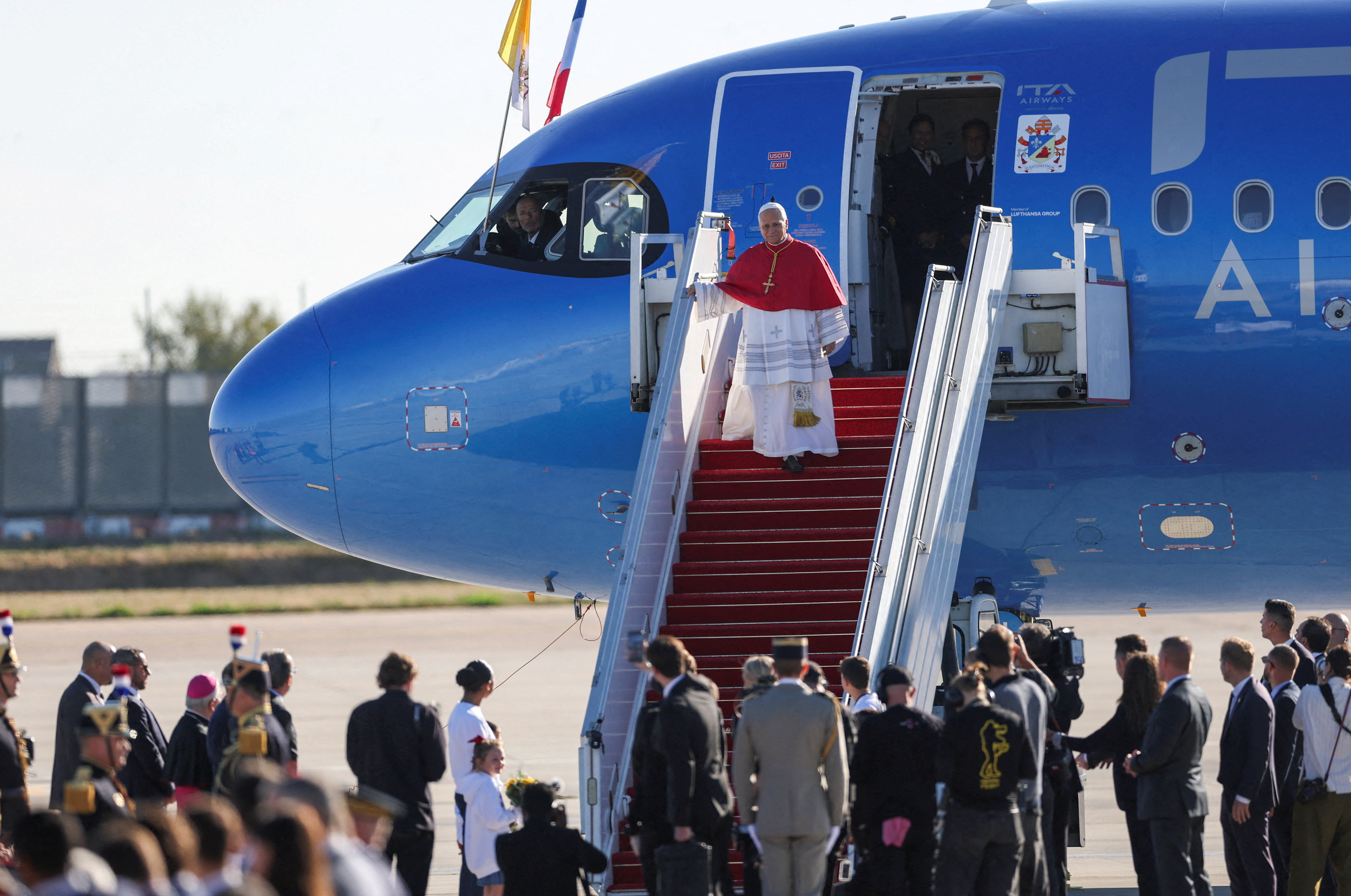 L’avion papal atterrit à Orly