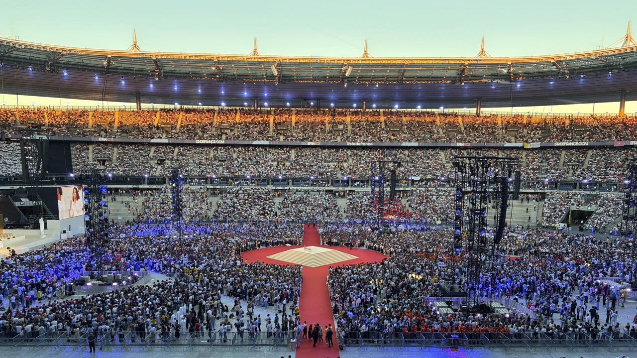 Léon XIV arrive au Stade de France