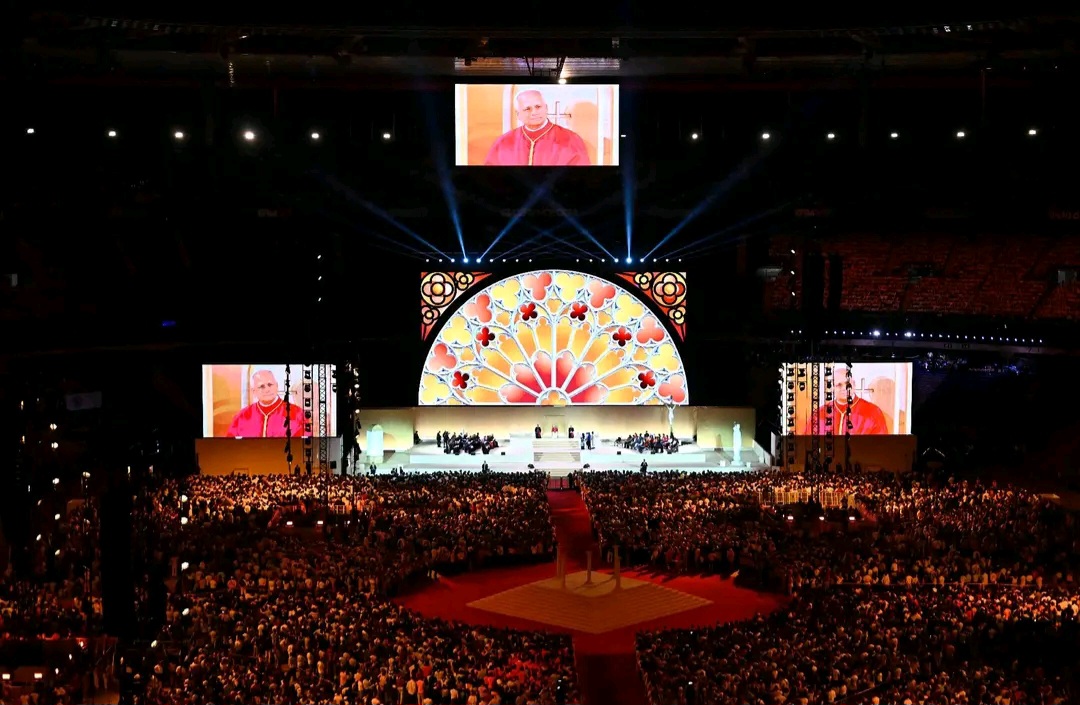 Léon XIV quitte le Stade de France sous les ovations
