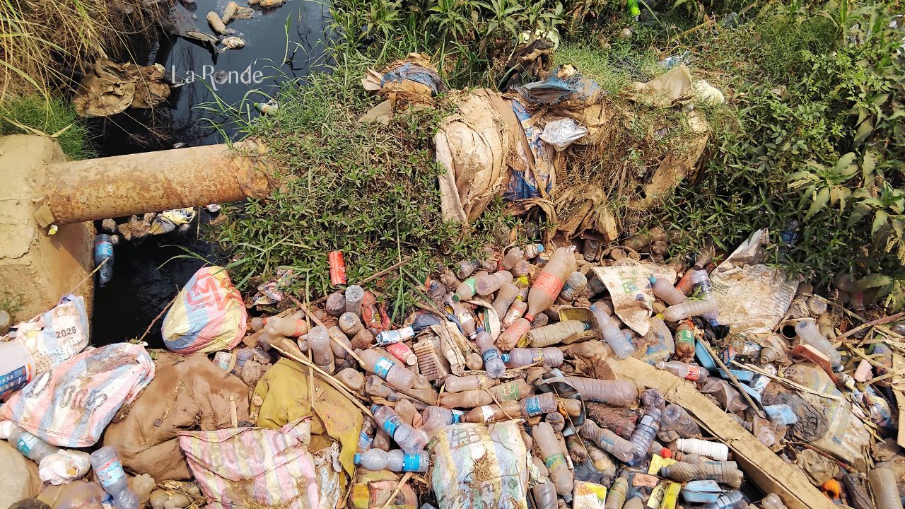 Lubumbashi : les déchets bloquent l’eau sous un petit pont de l’avenue Savonnier